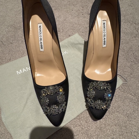 Manolo Blahnik Hangisi Black Satin Pumps - Picture 3 of 7